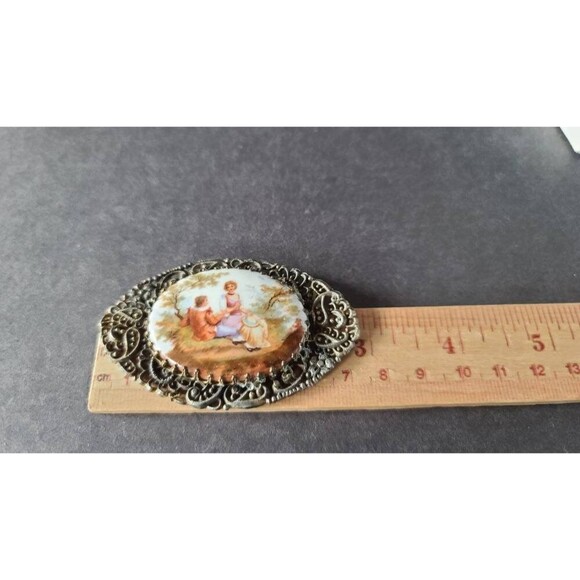 Large Filigree Courting Couple Brooch - Picture 8 of 10